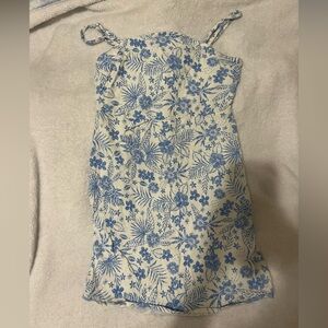 Cute floral beach dress 
XS
Good condition, one small stain pictured